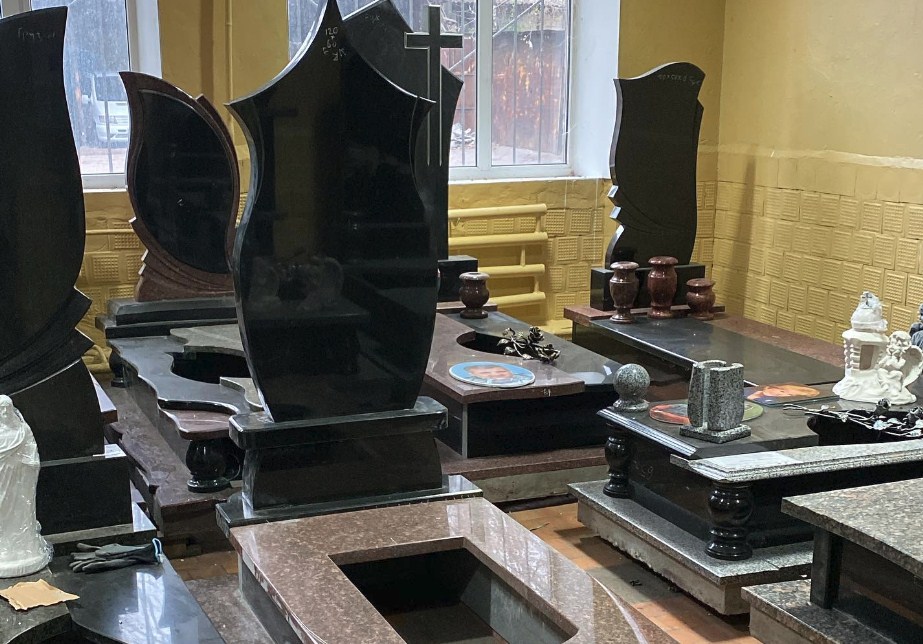Виробництво надгробних пам’яток -- дуже вигідний бізнес, який можна відкрити на власному подвір’ї
